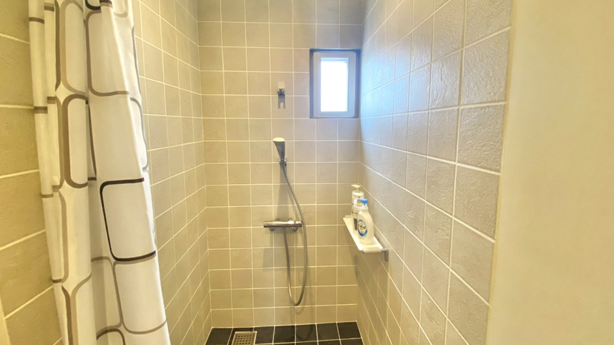 ・男性用のシャワールーム。シャンプー、リンス、ボディソープ完備。