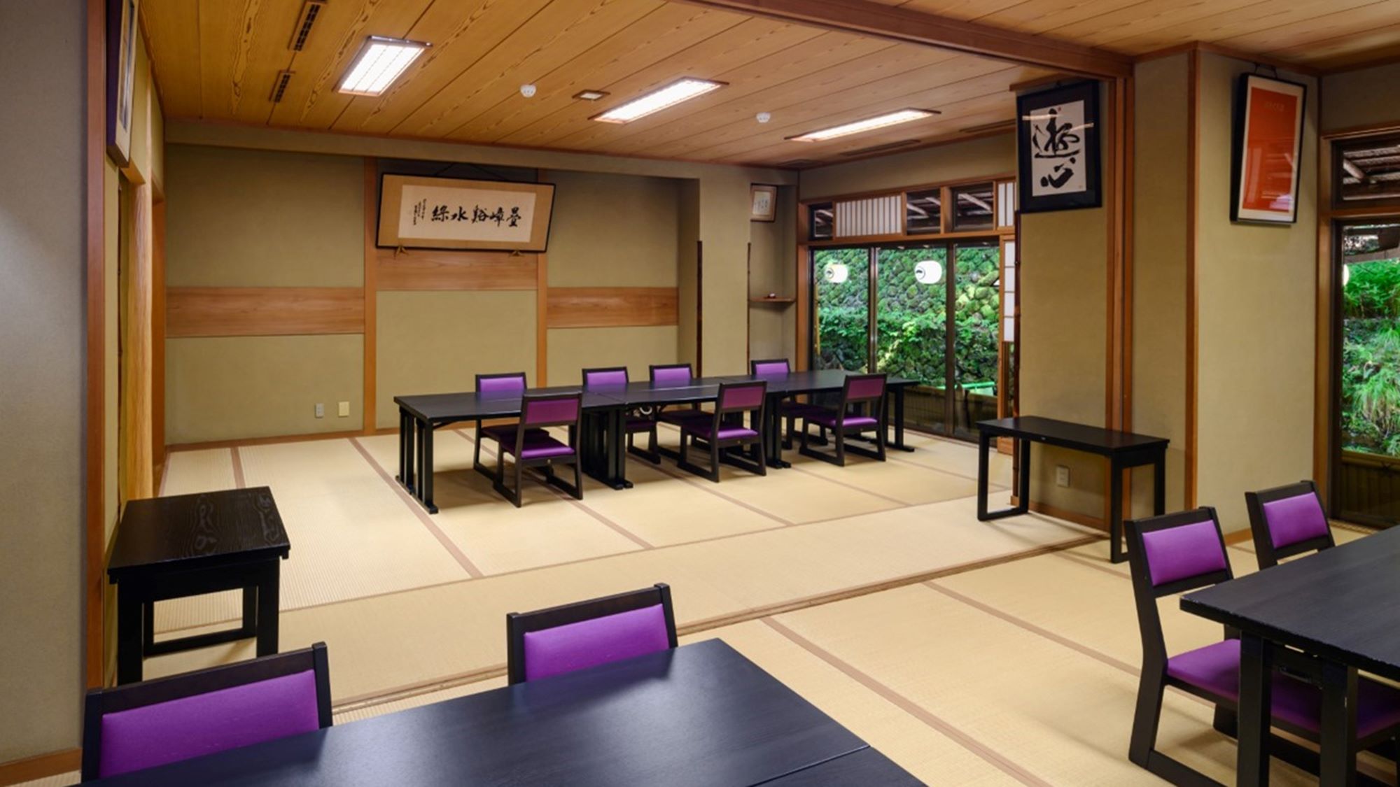 貴船川のせせらぎを聴きながらお部屋でお召し上がりください。