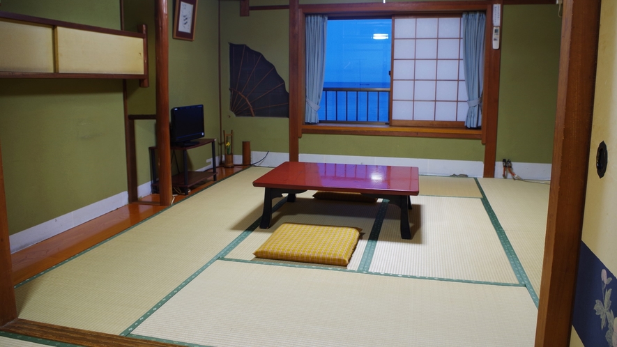 *【部屋】湖側和室でございます。窓から琵琶湖を眺められるお部屋です。ゆっくりお寛ぎ下さいね。