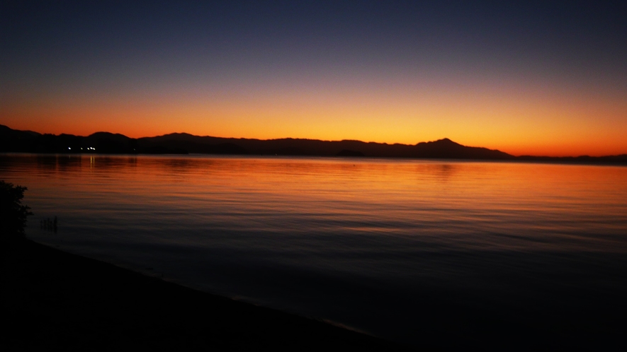 *【湖畔の風景】琵琶湖に沈む朝日でございます。日によっては見えない事もございます。