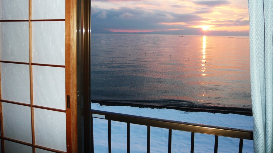 *【部屋】冬の湖畔でございます。当館からは、琵琶湖を一望できます。