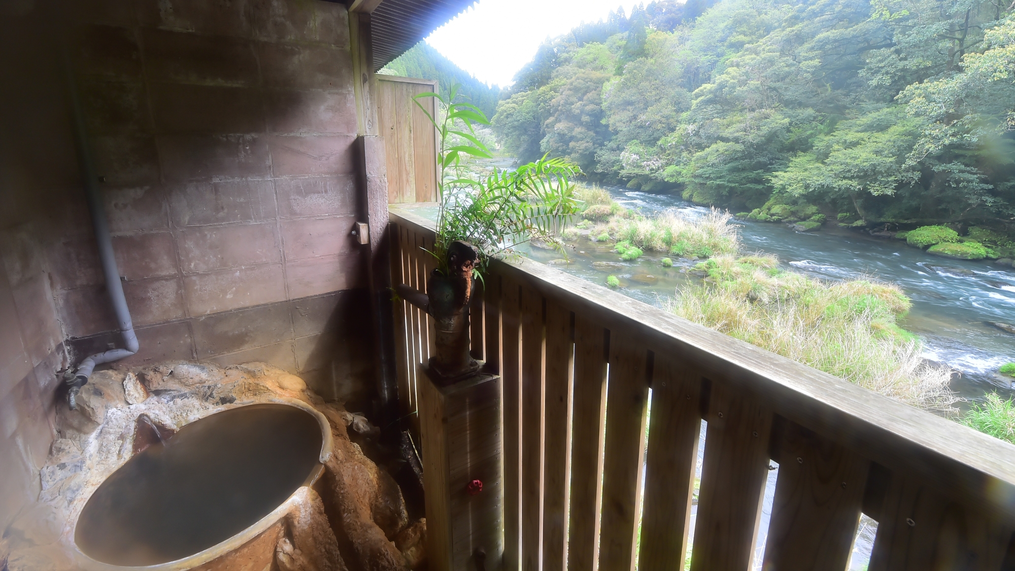 天降川のせせらぎを聞きながら、非日常を味わえます。