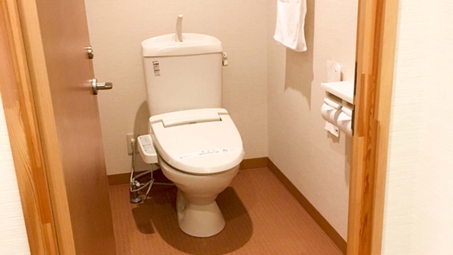 ・和室6畳のトイレ。温水洗浄便座完備