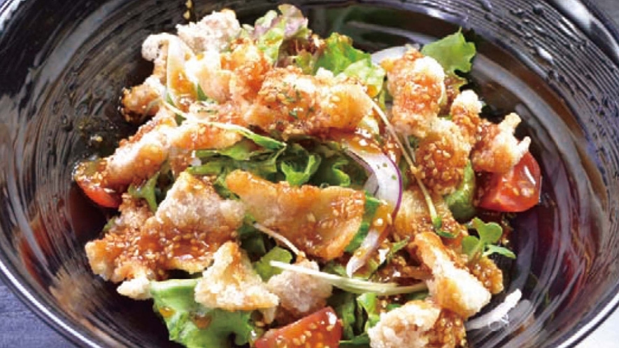 ・【一品料理】カリカリ鶏皮の韓国風。食感のよいサラダ