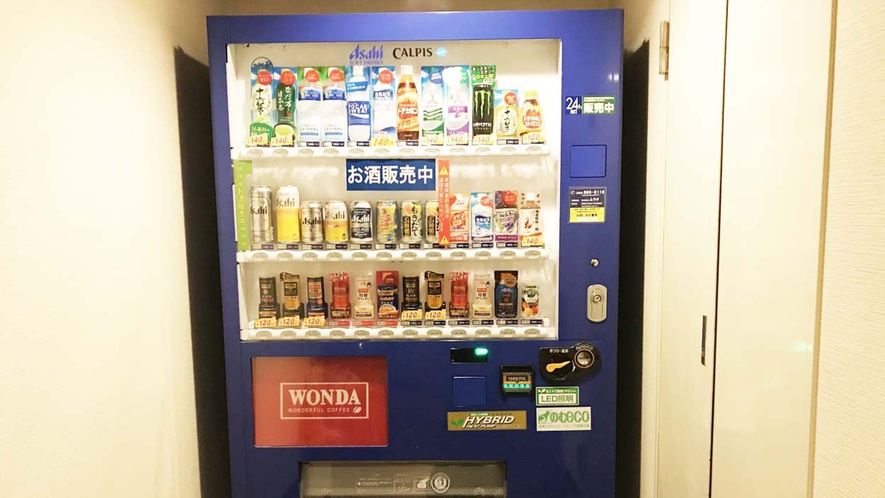 ・ホテル内に清涼飲料水・アルコールの自販機を完備