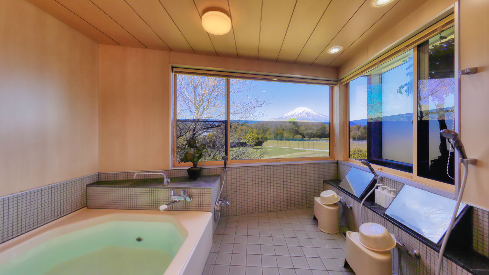 お風呂■大きな窓から富士山を臨めます