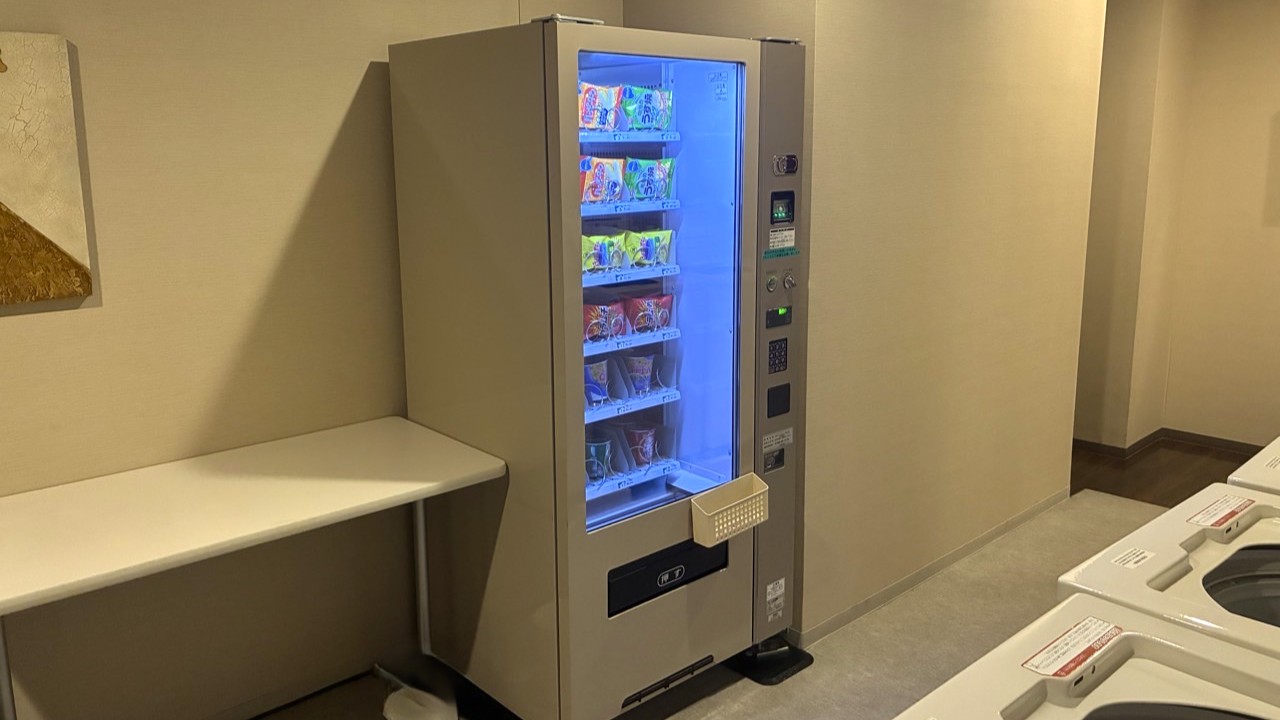 自動販売機　【カップめん類・お菓子類】（1階）