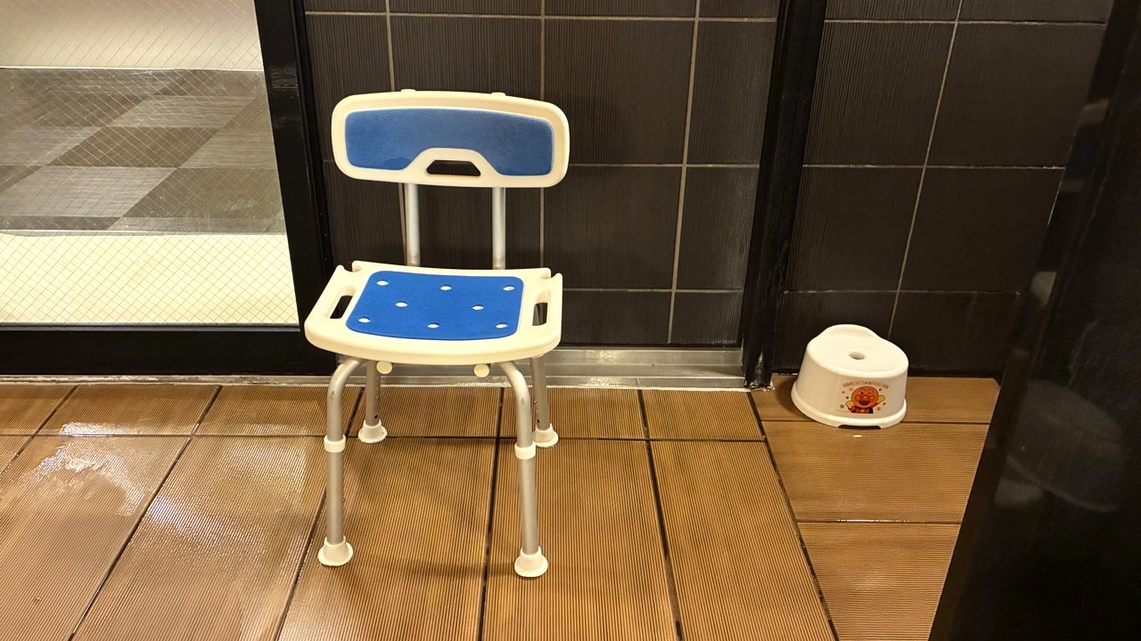 女性大浴場　子供イス、シャワーベンチ