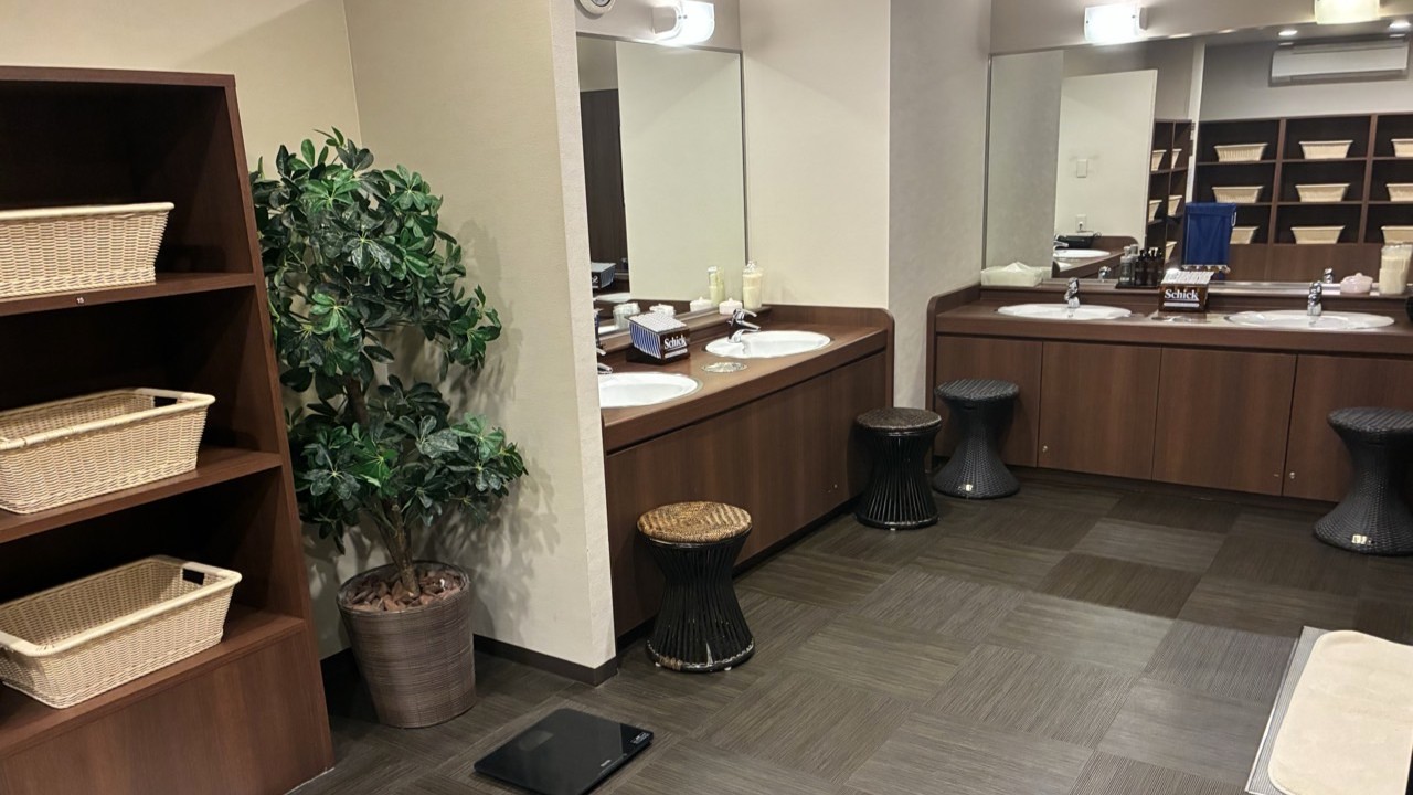 男性大浴場　脱衣所（洗面台4ヶ所）