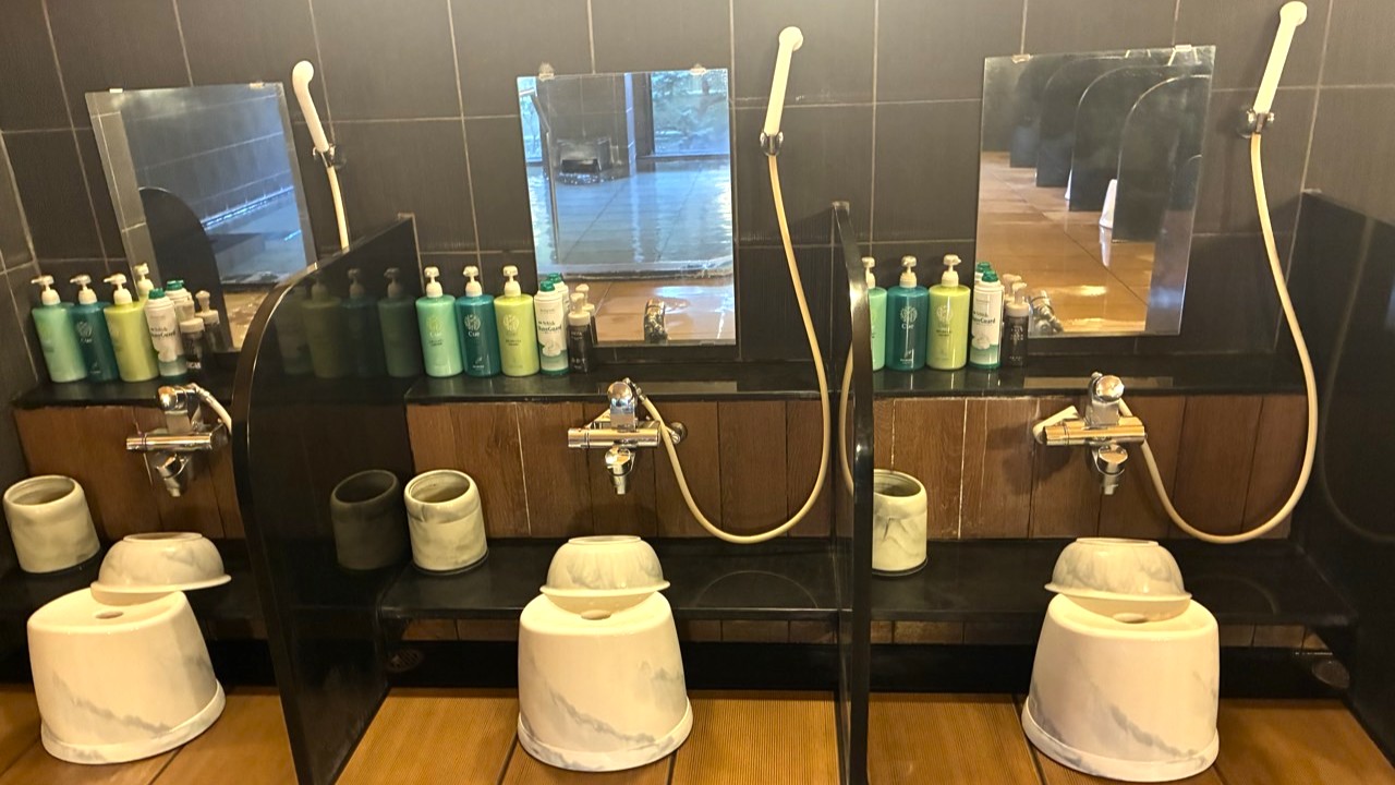 男性大浴場　洗い場（洗い場13箇所）