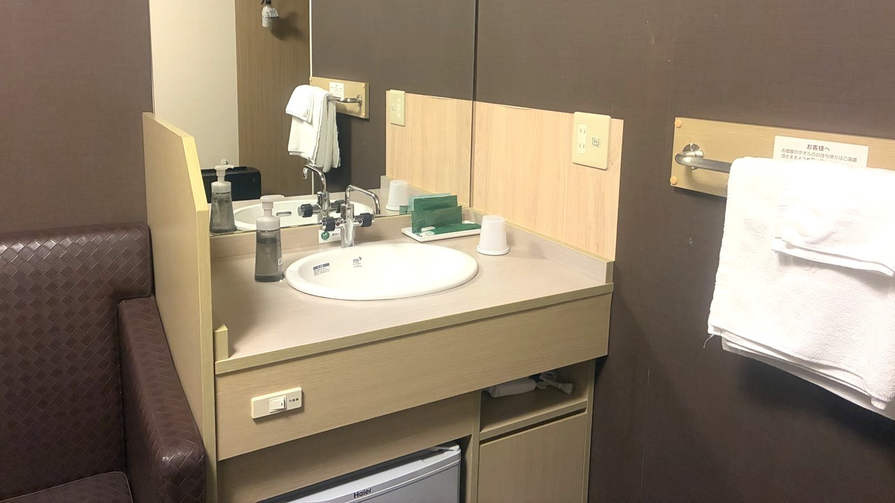 シングルルームバスルーム（お風呂なし）トイレ・洗面台付