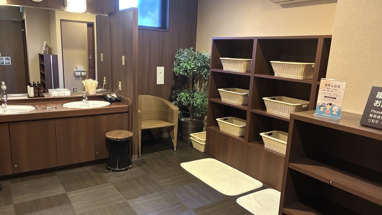 女性大浴場　脱衣所（洗い場）
