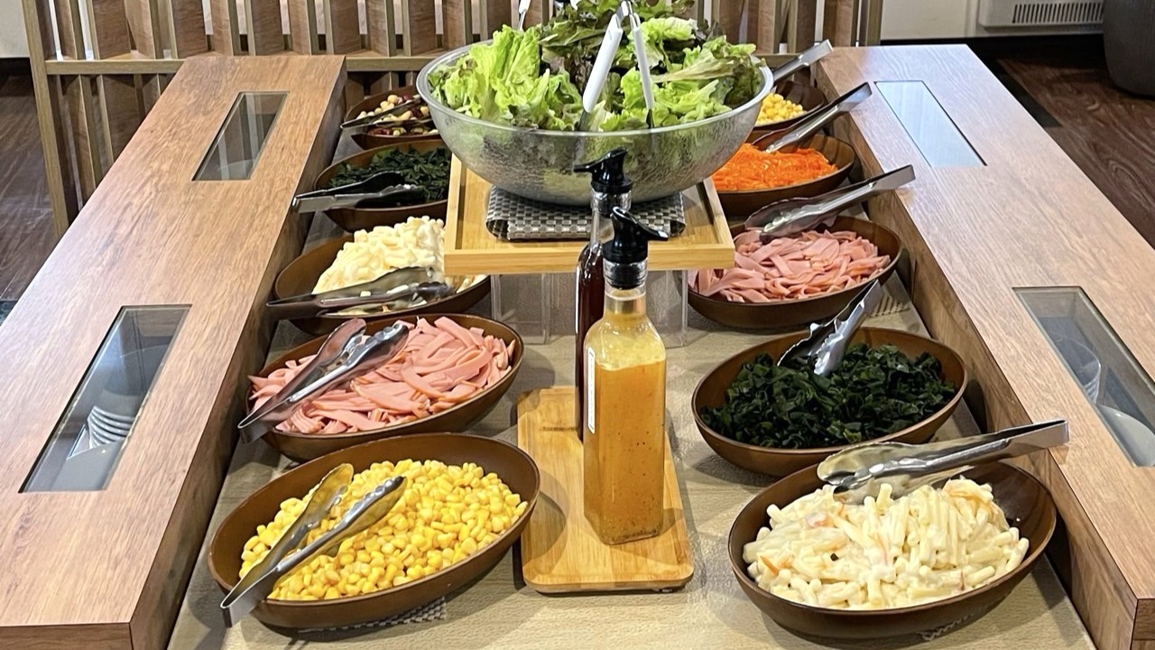 朝食メニュー　（サラダバー）一例