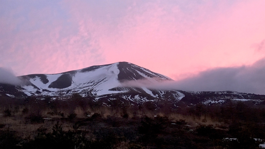 ・夕日に背にした浅間山は1枚の絵画のような美しさ