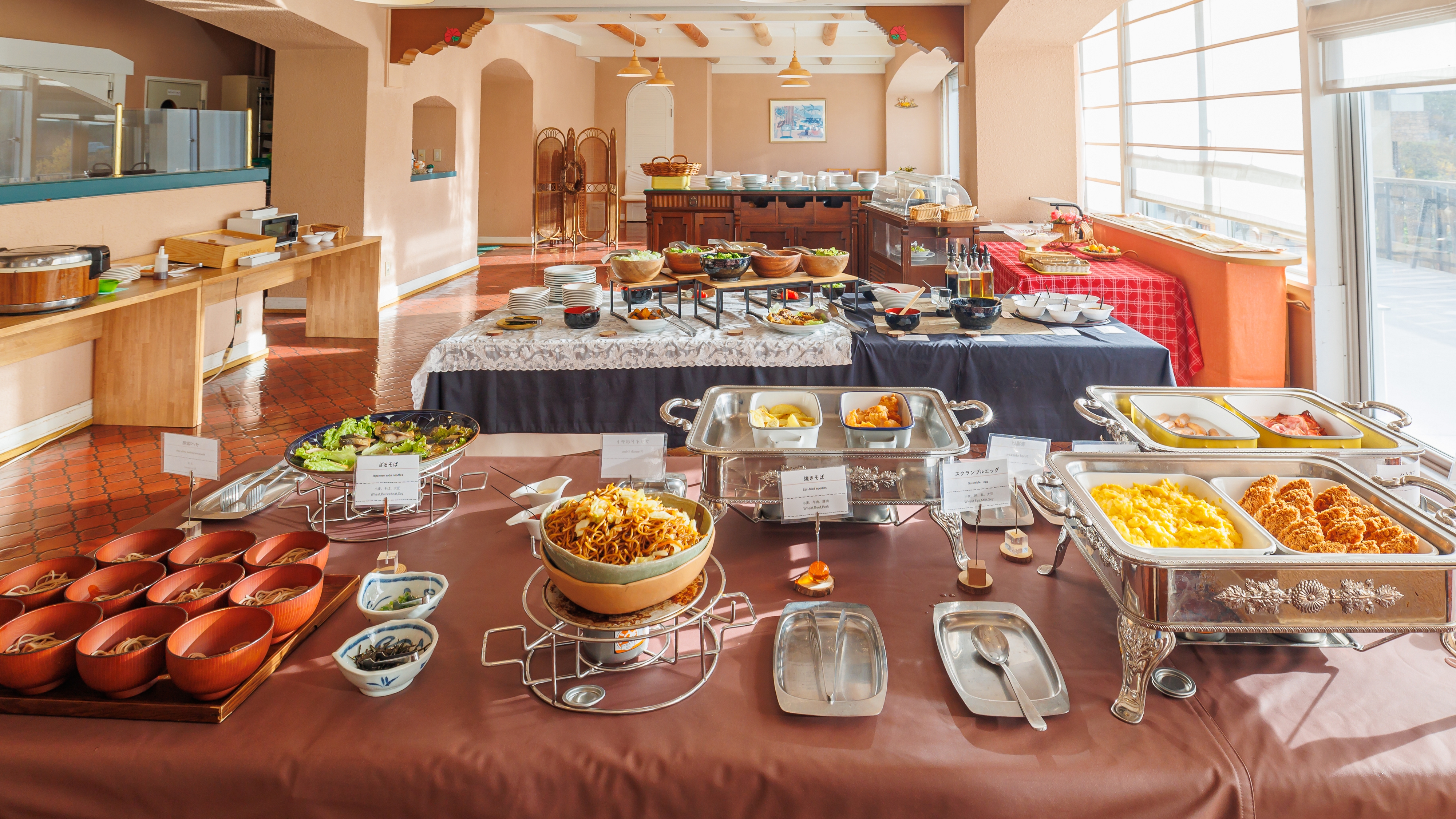 朝食バイキングの様子