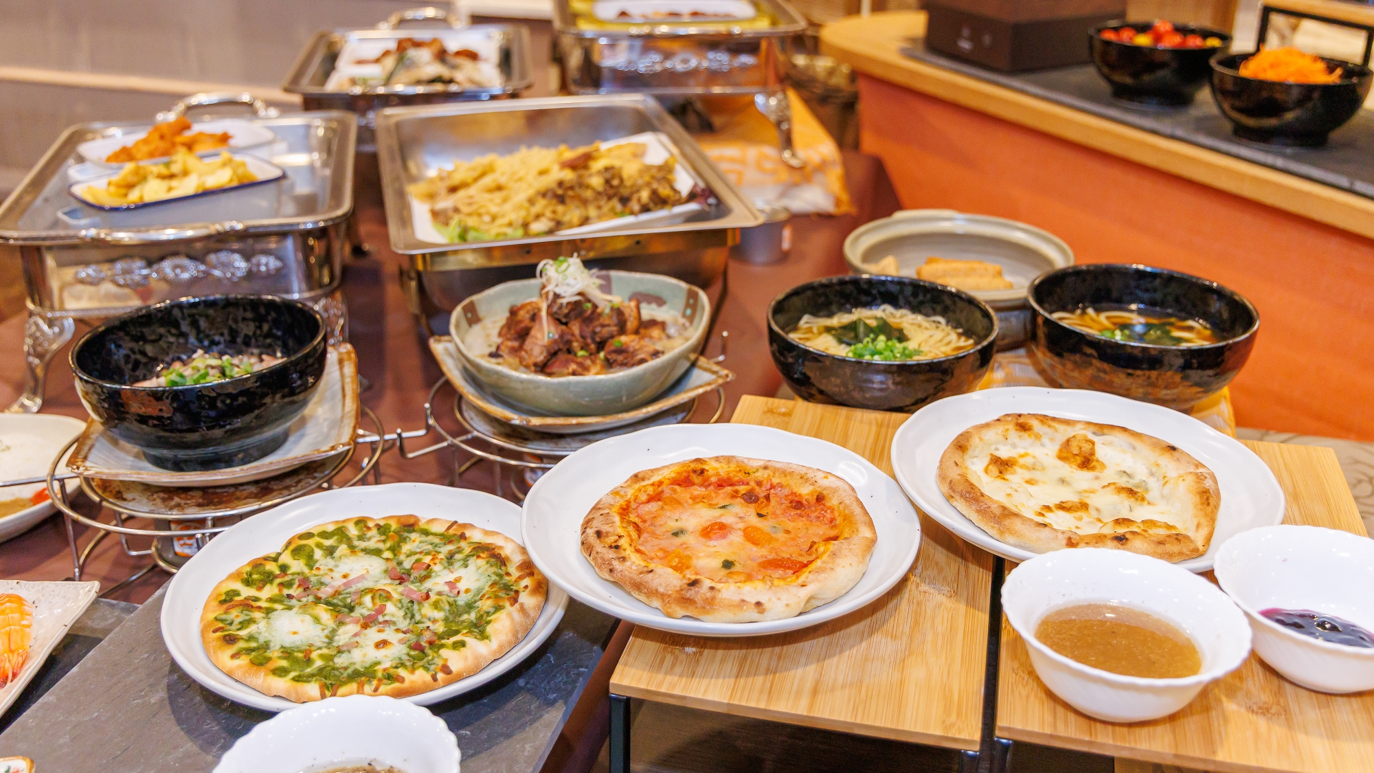 夕食バイキングの様子