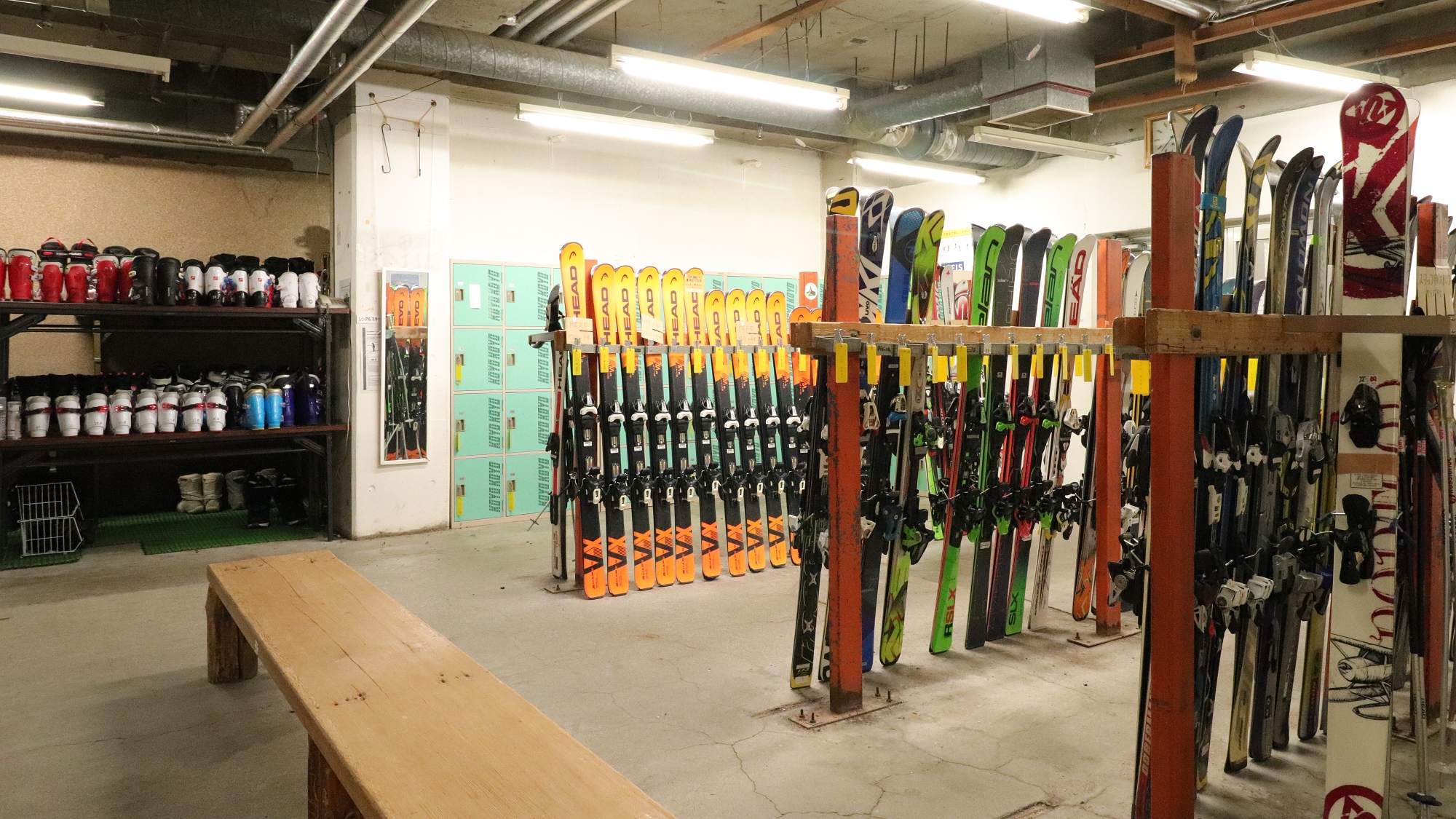 地下１階にあるスキー乾燥室の様子
