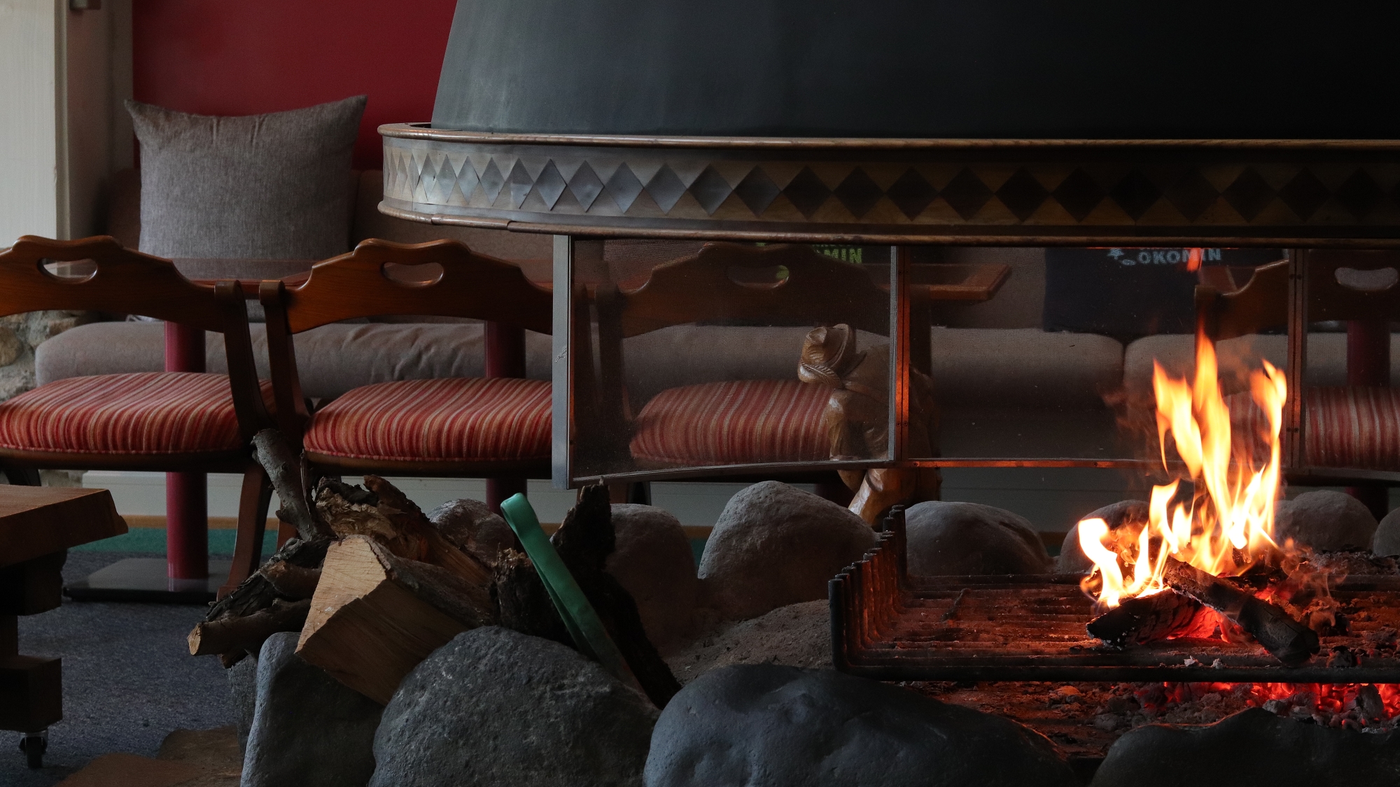 暖炉に灯る火を見つめながら くつろぎのひと時を