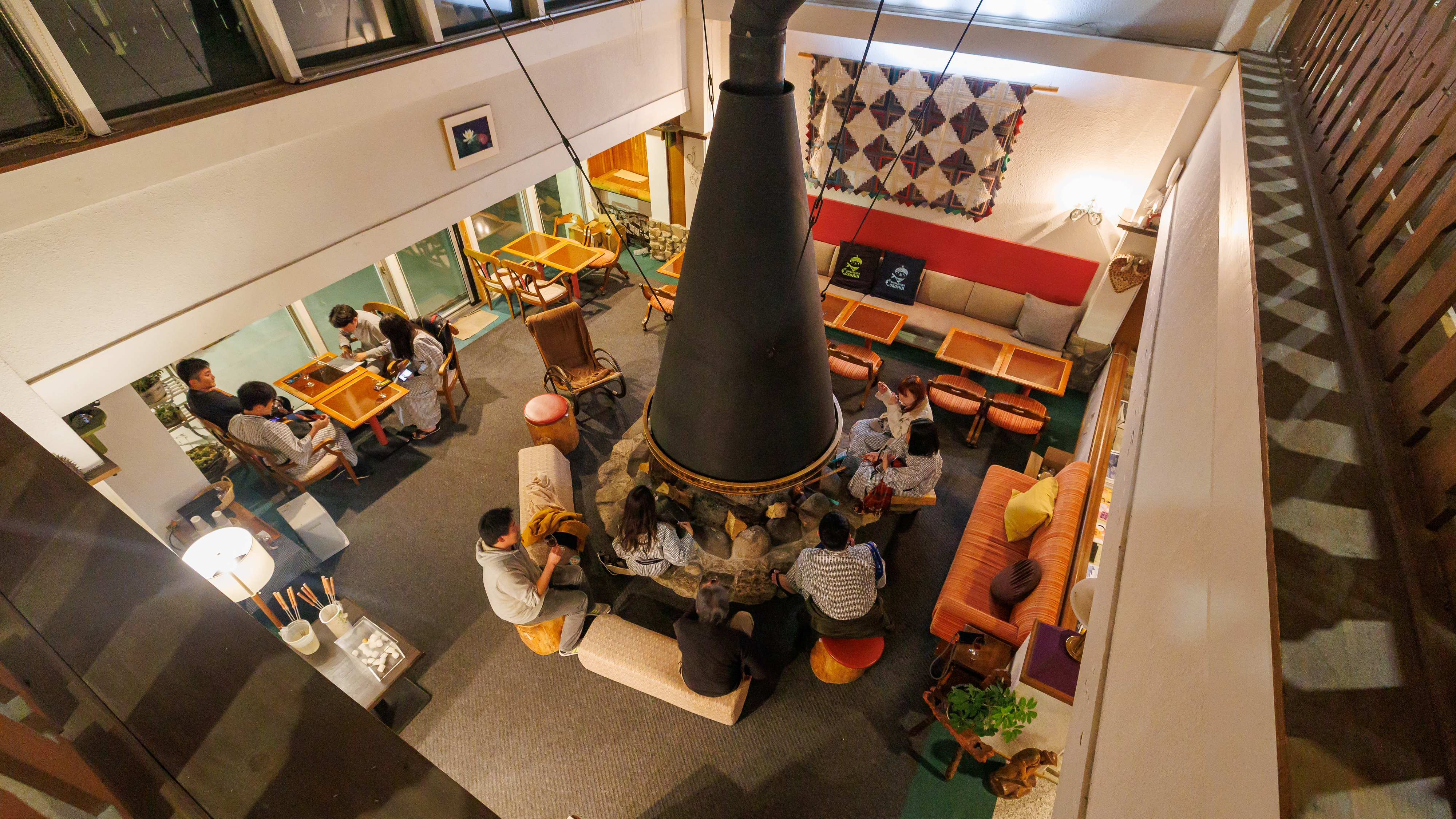 暖炉のあるロビーでのんびりと　楽しいひと時をお過ごしください