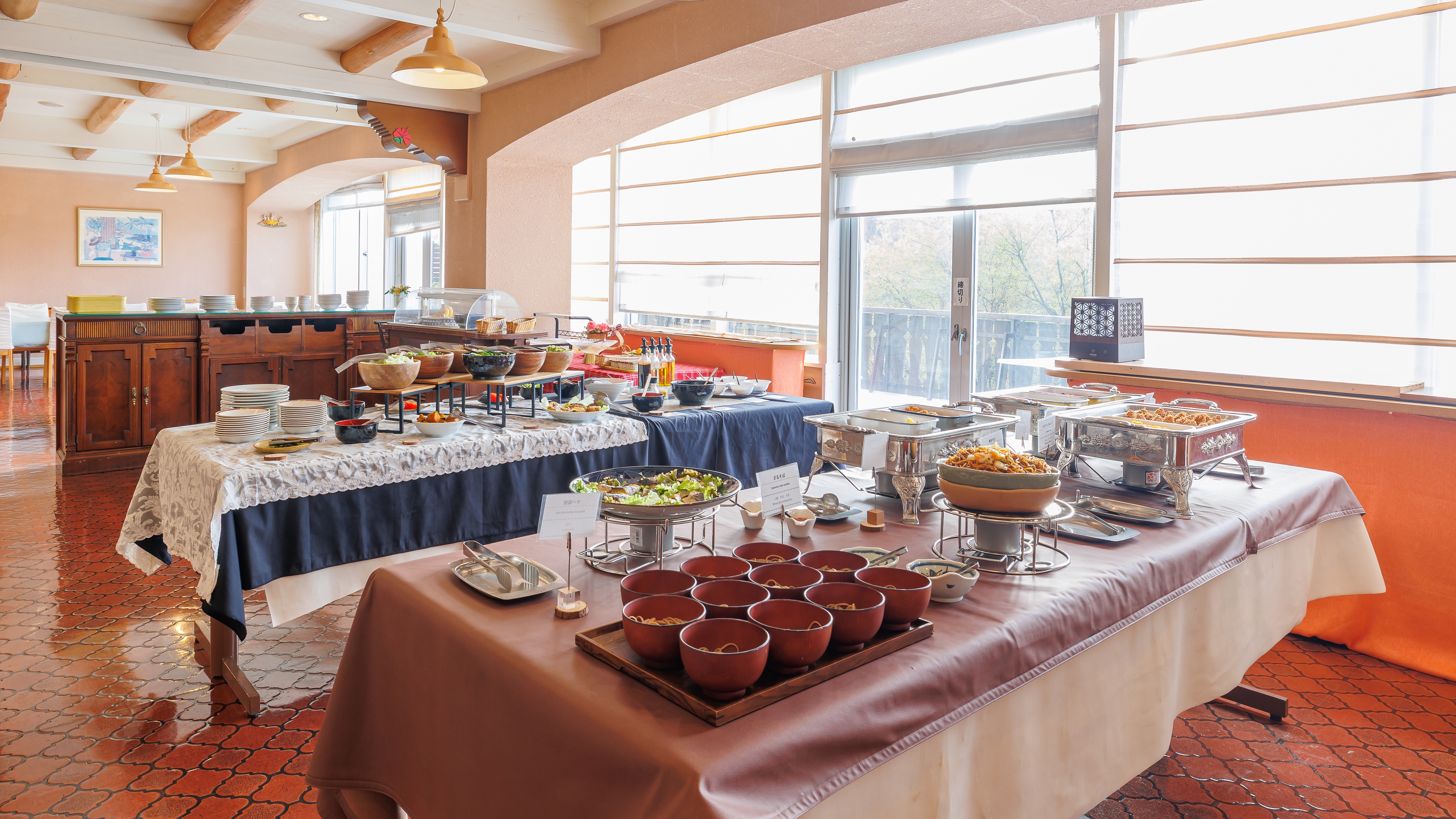 朝食バイキングの様子