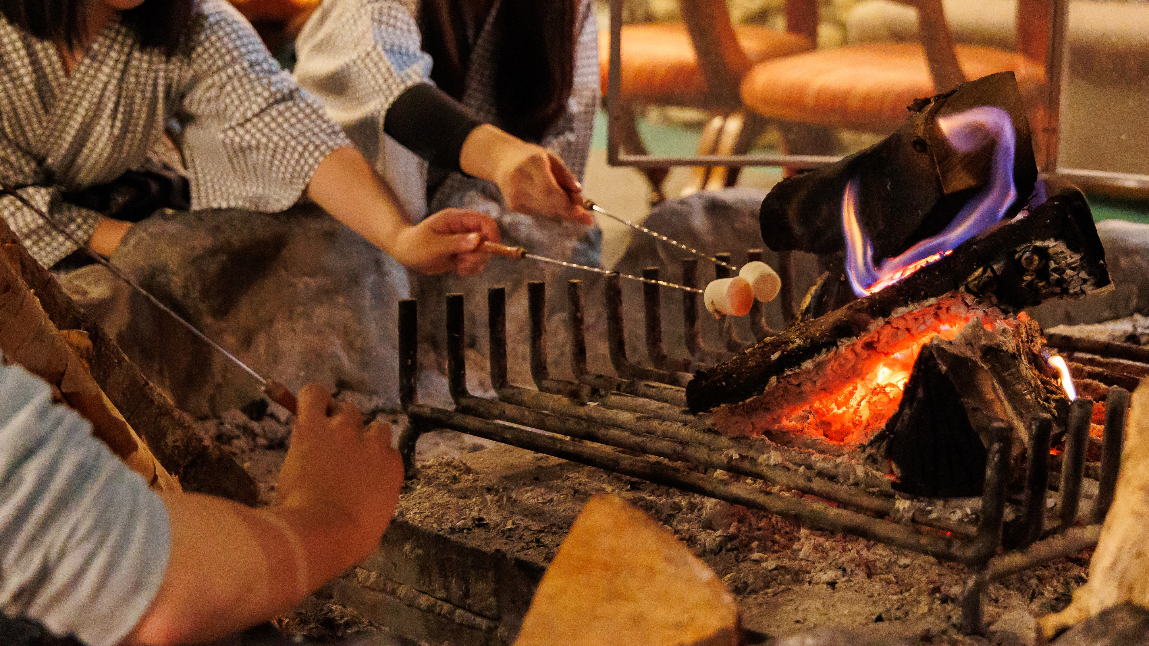 暖炉でわいわい楽しいひと時　お子様にも人気の焼きマシュマロ