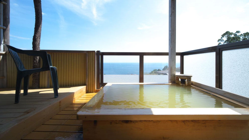 【本館 富士】バルコニーと露天から見る相模灘 個室露天風呂