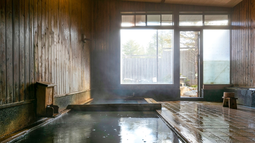 ・檜造りの内湯　贅沢なかけ流しの温泉です。奥には露天風呂がございます。