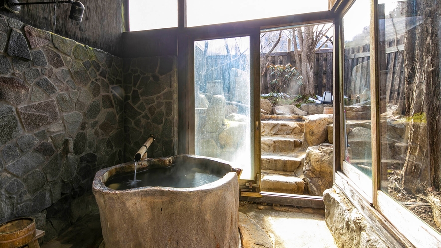 ・離れ貸切湯屋「とち湯」　奥には石造りの露天風呂が続きます