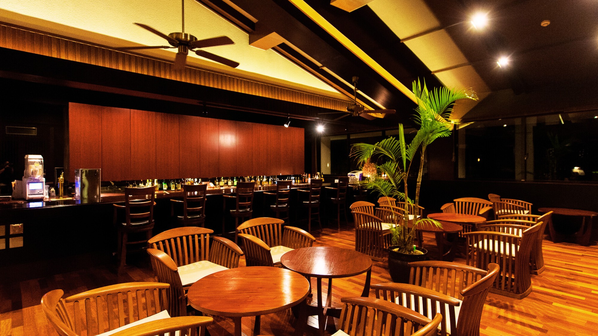 【カフェ＆バーラウンジ】