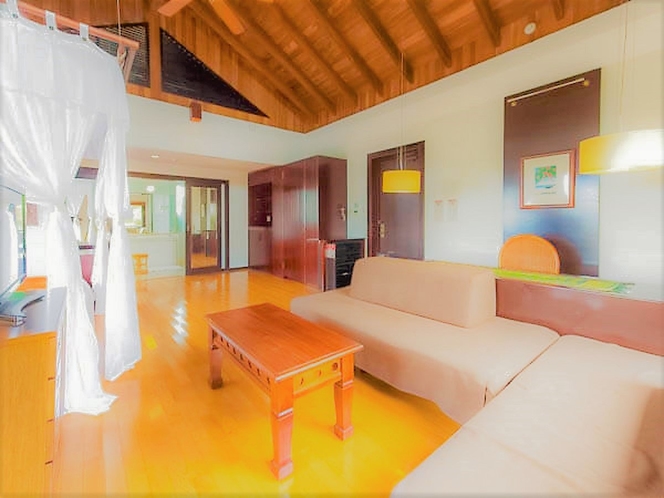 ［洋室：ダブル］ 〈客室〉ソファ＆ベッドや琉球調度品の数々が飾られたアジアンテイストの客室