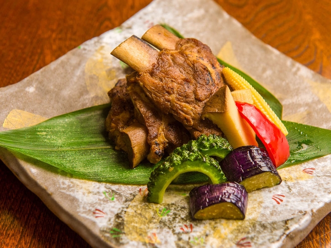 ［琉球居酒屋Campur］料理一例　「ソーキの照り焼き」