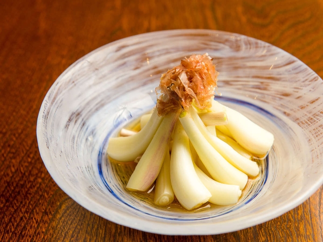 ［琉球居酒屋Campur］料理一例　「島らっきょ」