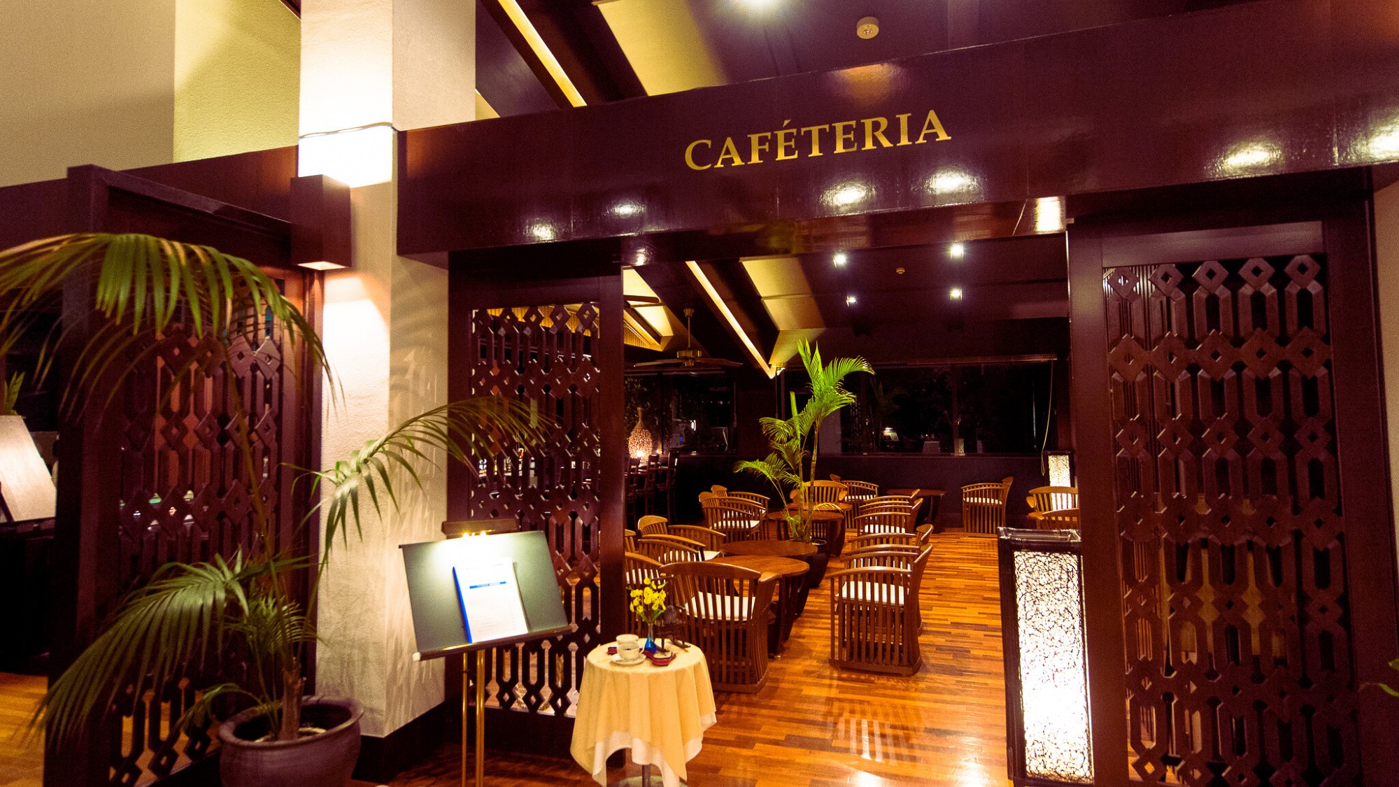 【カフェ＆バーラウンジ】