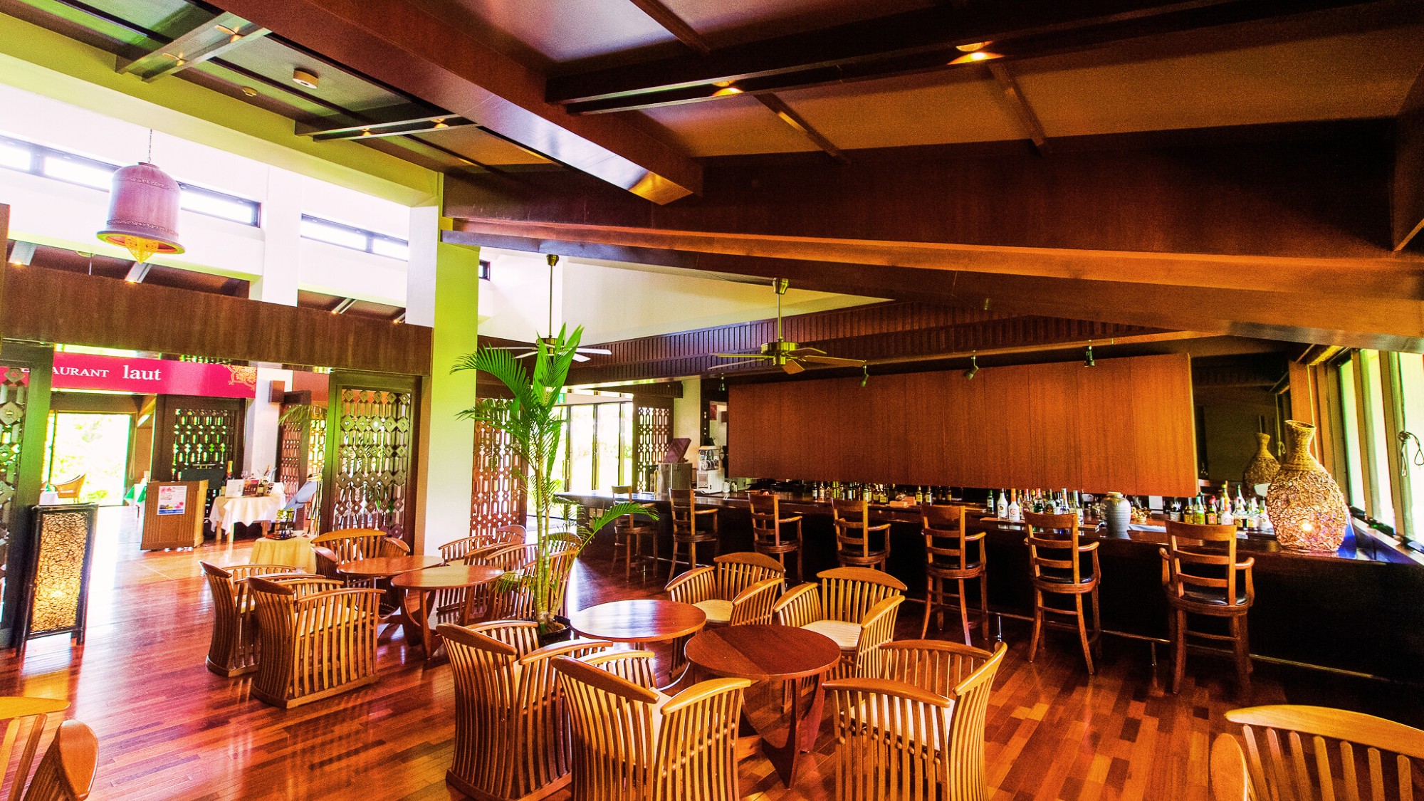 【カフェ＆バーラウンジ】