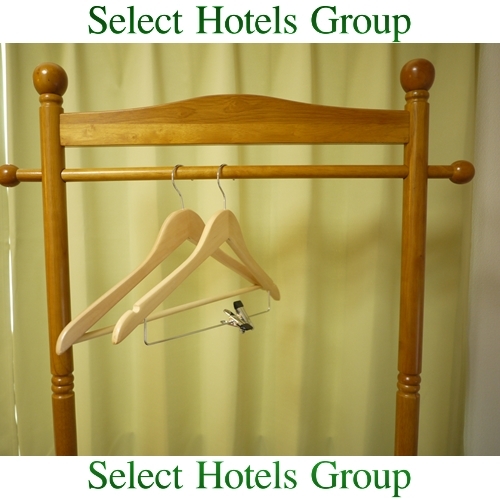 [Guest room amenities] Scandinavian-style pole hangers