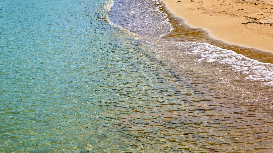 夏は海水浴で賑わう、エメラルドグリーンの海