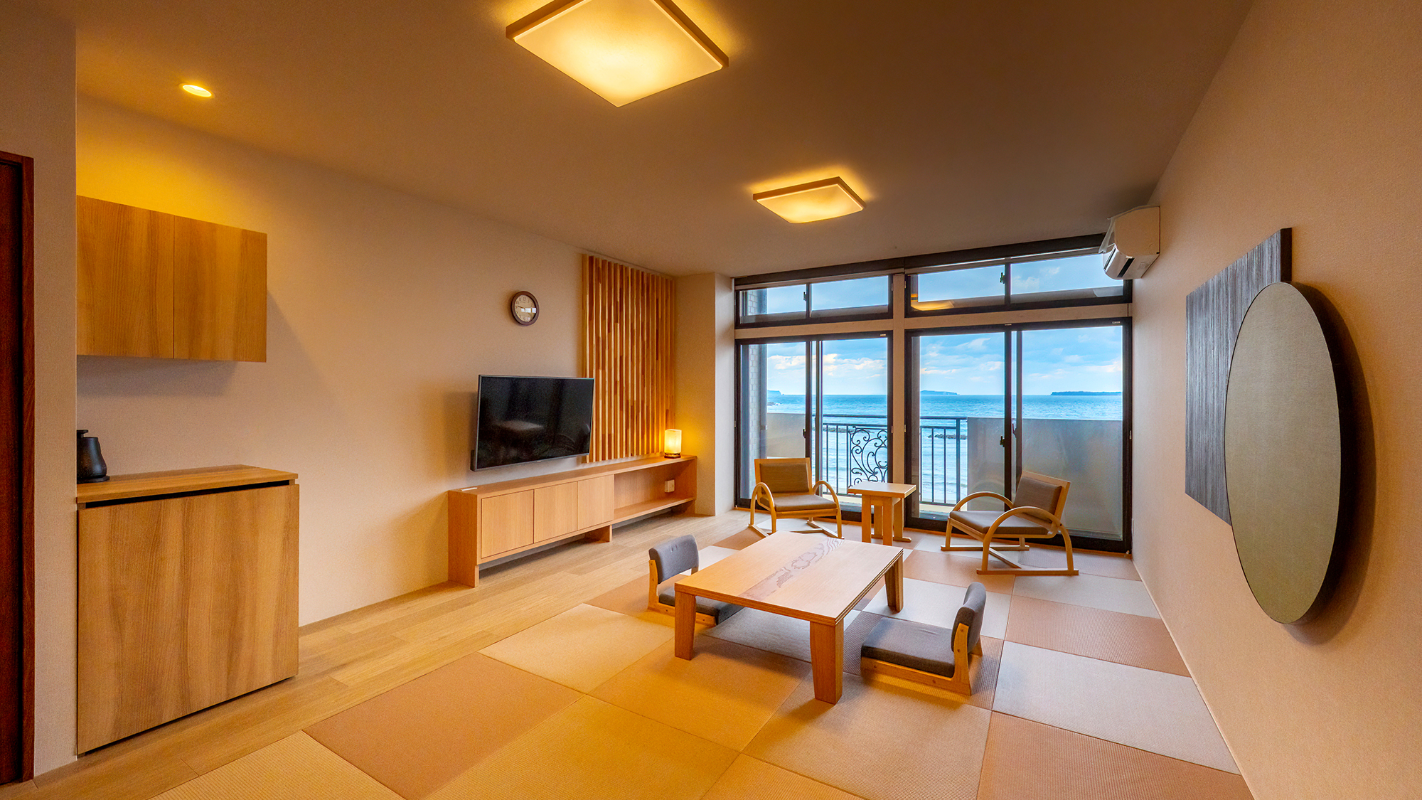 【展望和室】 広々とした室内に、窓には一面に広がる海。絶景を眺めながらゆっくり過ごせる一室。