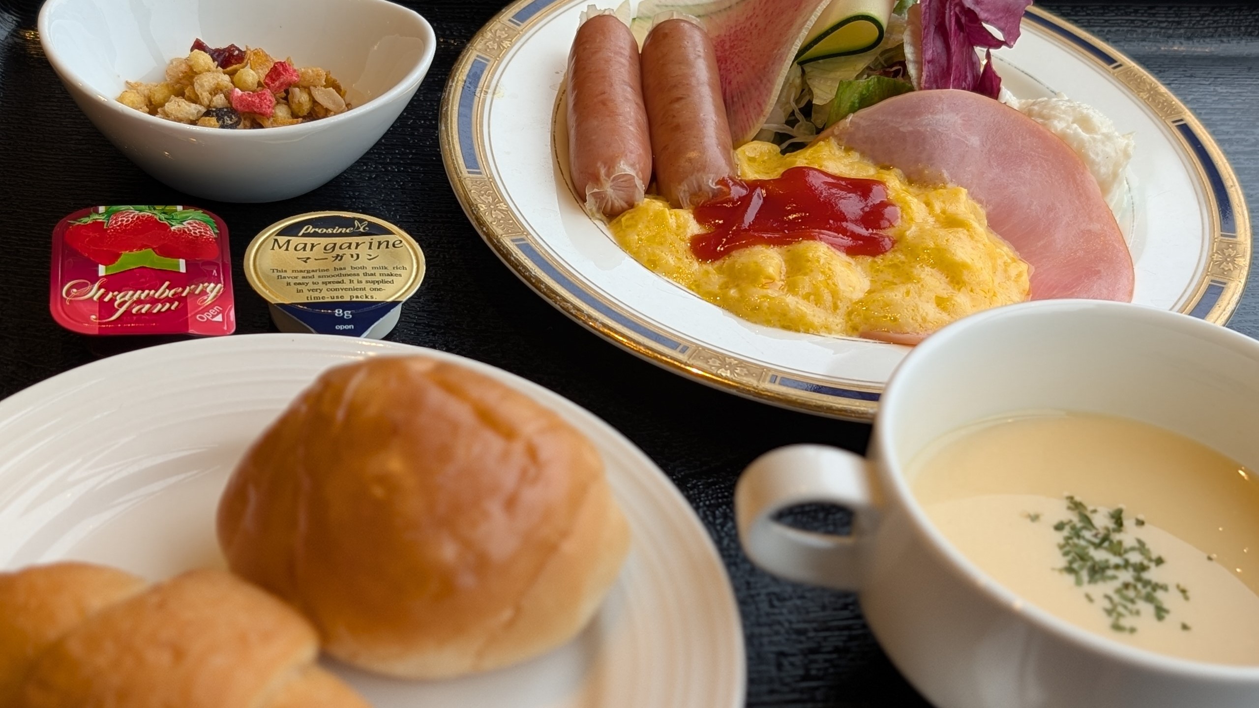GR.洋定食の方も、ハーフブッフェにて和食もお召し上がりいただけます