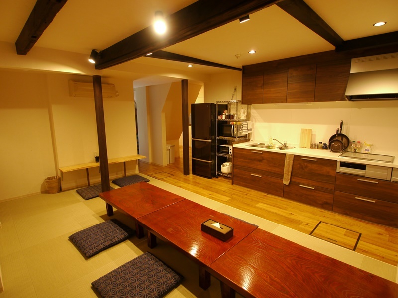 朝・夜ともに食事の提供はございませんが、共用のキッチンにて自炊が可能です。（調理科家電・調理器具一式完備、コーヒー・紅茶・お茶が無料）