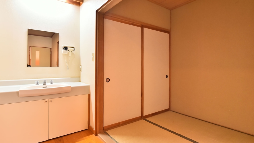 ●和室入口（お写真は一例です。お部屋ごとに異なります）