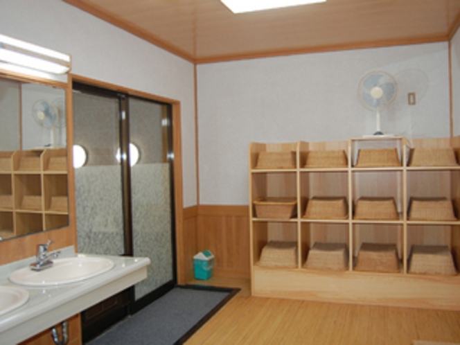 脱衣所の一例。浴室の割には広く設計しています。