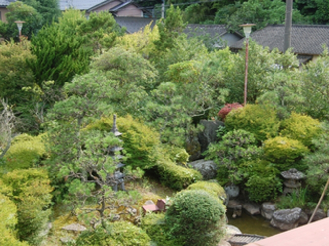 2階のお部屋からの庭園の眺めの一例。