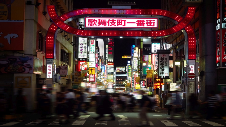 歌舞伎町１番街から見える黄色の看板が目印です！