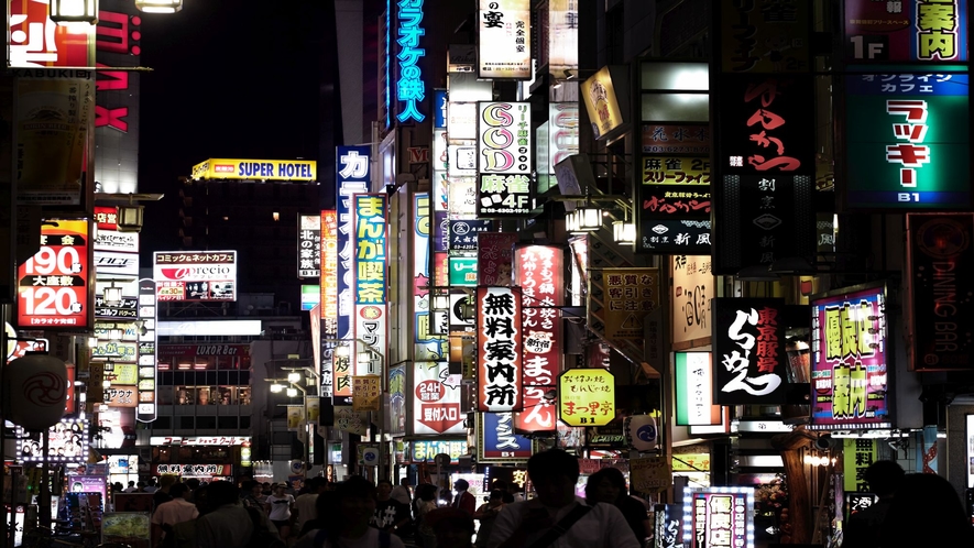 歌舞伎町１番街は多くの人で賑わってます。
