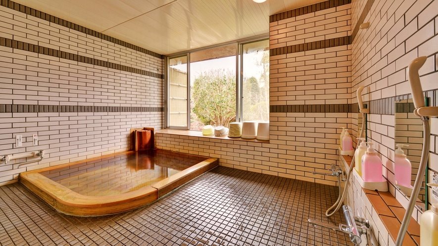 *【男性風呂】庭園が眺められる当館ならではの癒しの湯です。超音波龍紋石風呂です。