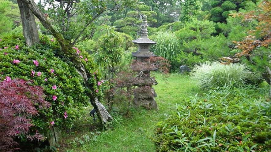 *庭園／当館自慢の日本庭園。季節の草花の景色をお楽しみ下さい！