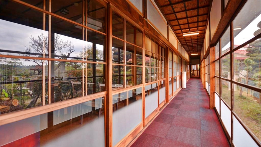 *【館内／廊下】純和風の趣きがある木造の料理旅館。ここから庭園を眺められます。