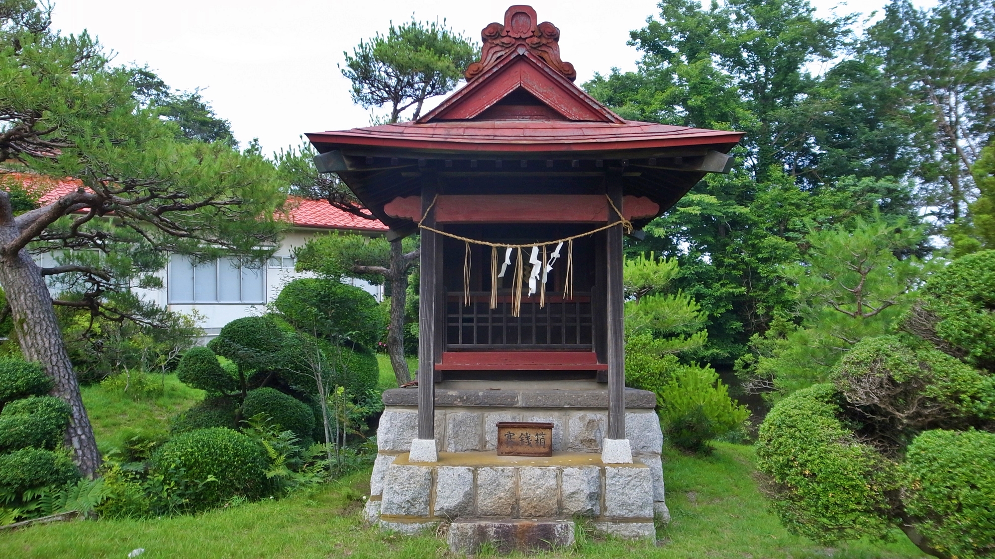 *庭園／広々とした庭園にはこんなお社も。