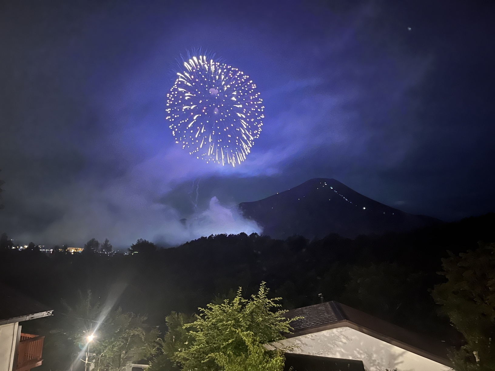 山中湖花火大会特別プラン！花火と富士山と溶岩BBQを楽しんでください。