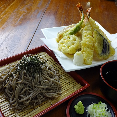 【カーニバルヒルズ】お食事一例（天ざるそば 1,200円）